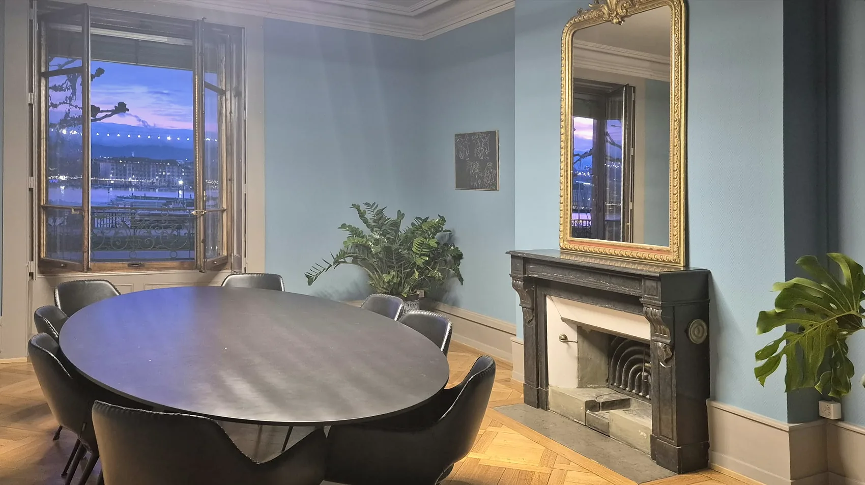 La salle de réunion au crépuscule, cheminée et miroir face à la rade
